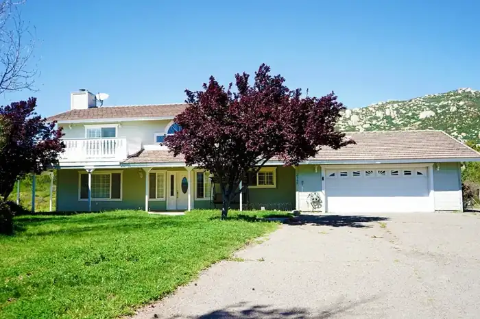 Single-family home on a large lot, photo 1
