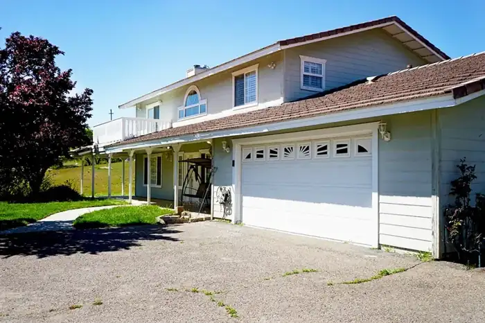 Single-family home on a large lot, photo 2