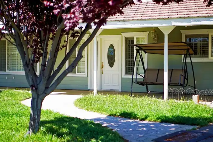 Single-family home on a large lot, photo 3